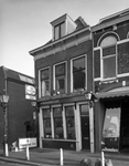 70526 Gezicht op de voorgevel van het pand Springweg 46 te Utrecht (Springhaver-café) met links de voormalige ...